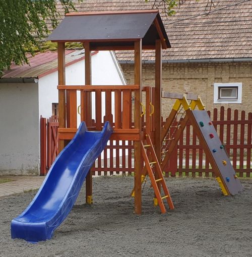 Botond vár mászókával (fa)