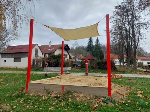 Homokozó fedett 2,52,5 m-es (fém keret wpc ülőkével) homok nélkül
