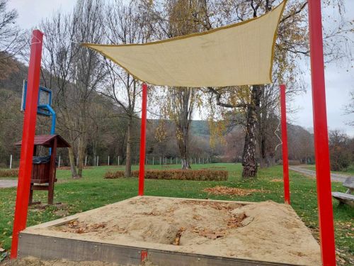 Homokozó fedett 2,52,5 m-es (fém keret wpc ülőkével) homok nélkül