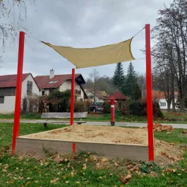 Homokozó fedett 2,52,5 m-es (fém keret wpc ülőkével) homok nélkül