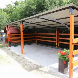 Féltetős pihenőház, kocsibeálló és kerékpártároló